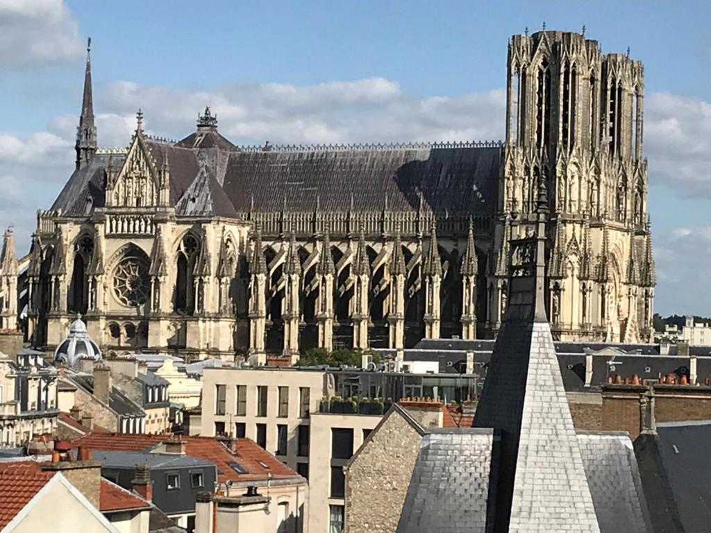 Appartement Centre Ville - Vue Cathedrale - 33 Reims Exterior foto